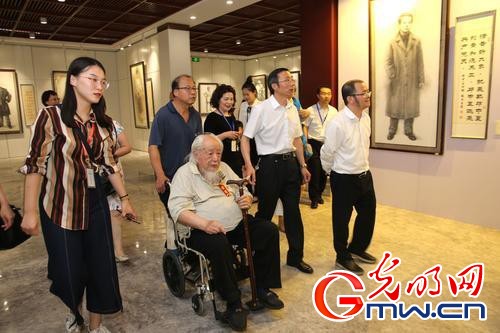 “不忘初心砥砺奋进美术作品展”庆祝中国共产党成立97周年 图为观众在筹建中的北京中共党史美术馆展览厅观看“不忘初心砥砺奋进美术作品展”3