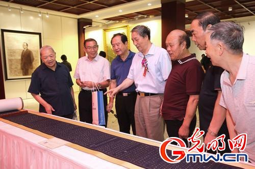 “不忘初心砥砺奋进美术作品展”庆祝中国共产党成立97周年 图为观众在筹建中的北京中共党史美术馆展览厅观看“不忘初心砥砺奋进美术作品展”2