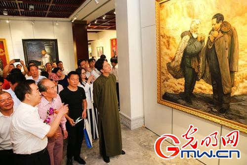 “不忘初心砥砺奋进美术作品展”庆祝中国共产党成立97周年 图为观众在筹建中的北京中共党史美术馆展览厅观看“不忘初心砥砺奋进美术作品展”