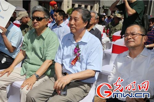 “不忘初心砥砺奋进美术作品展”庆祝中国共产党成立97周年 图为出席“不忘初心砥砺奋进美术作品展”开幕式的有关领导和嘉宾